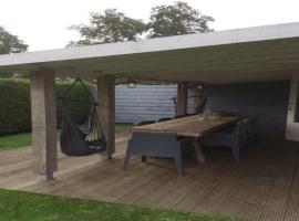 Lovely bungalow with garden，位于布雷斯肯斯的酒店