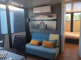 Yellow houseboat on Lake Maggiore，位于罗马的船屋