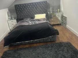 1 Double Bedroom Luxury Space with Living Room, Bathroom and Kitchen