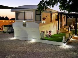 Nefeli's Dollhouse Caravan 3 minutes from Geroskipou Beach，位于Yeroskipou的豪华帐篷营地