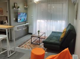 Appartement Cosy calme et climatis&eacute; avec WIFI Rapide，位于Boumhel El Bassatine的带停车场的酒店