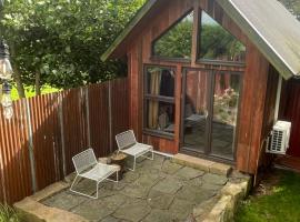 The Nest bed and garden，位于瓦尔贝里的酒店