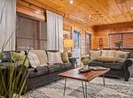 Prime Pigeon Forge location with 2 Hot Tubs 3 Decks and Pool Table