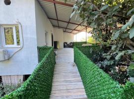 villa hidden paradise garden apart & hostel，位于Yaka的酒店