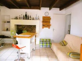 à 10mn A10 et N141 et VELODYSSEE,15mn Angouleme, Cognac, Barbezieux,1h Bordeaux !