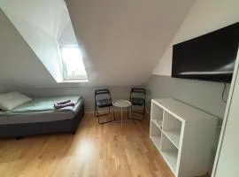 Zimmer für 3 Personen, Kühlschrank-Bad