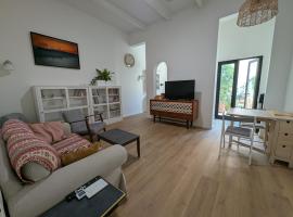 Entire floor with back yard，位于Taʼ Penza的自助式住宿