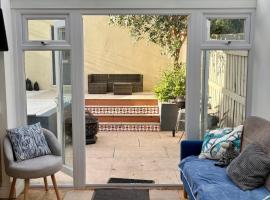Charmouth Sea House by the beach，位于查茅斯的酒店