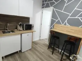 Estudio moderno con WiFi y aire acondicionado Centro de La Jonquera junto a la frontera