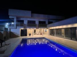 Hotel Rizuna by empire，位于帕拉马里博的酒店