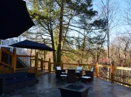Honeycombs Suite with Hot Tub! Pigeon Forge TN