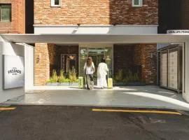Sinchon Local Friends Hotel