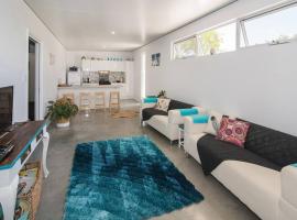 Beach Bum Bungalow 2- WIFI, Short walk to the beach，位于巴瑟尔顿的酒店