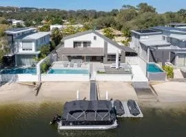 Waterfront Luxury Family Retreat, Noosaville