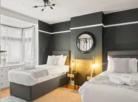 NEW! Stylish home I Perfect for groups I Parking