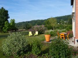 Modern holiday home in Crux-La-Ville with terrace，位于Crux-la-Ville的酒店