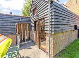 Snug Holiday Home in Nieuwvliet，位于尼乌弗利特的酒店