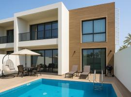 Luxury Villas with Beach Access by VB Homes，位于拉斯阿尔卡麦的酒店