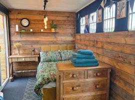 Miss Francis Horse Wagon Sleeps up to 5，位于Looe的酒店