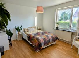 Kamer in een woning met Sauna en vlakbij Natuur en Göteborg，位于默恩达尔的酒店