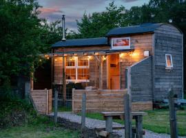 Ailsa- Enchanting Tiny House with wood burner and hot tub in Cairngorms，位于巴拉特的别墅