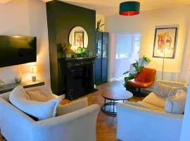 Spacious 3 Bedroom Home in Heart Of Pontypool With Parking - By EKLIVING LUXE Short Lets & Serviced Accommodation