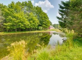 Fire Pit and On-Site Pond Wooded Walton Home!，位于Walton的酒店