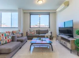 Beytna - Classy 3-BR Apartment & Terrace in Mansourieh