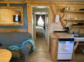 King Suite with a Full Kitchen and Balcony at the Cedaredge Lodge，位于Cedaredge的酒店