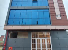 Hotel Ramayan Elite Best Family Hotel 2 KM from Shree Ram Ji Mandir，位于Ayodhya的酒店