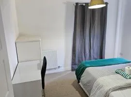Double Cosy bedroom in central Dartford-Close to all amenities