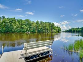 Private Hot Tub Riverfront Escape in Shawano，位于Shawano的酒店