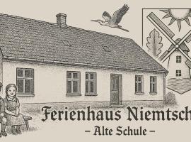 Ferienhaus Niemtsch -Alte Schule-，位于森夫滕贝格的酒店