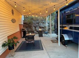 Charming WinnieTrailer with Cozy Private Patio Escape，位于法明顿的酒店