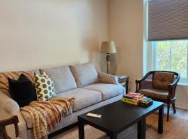 Modern apartment overlooking a Historic Downtown，位于Elloree的酒店