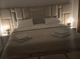 Adela & Robert Home cu piscină și parcare privată