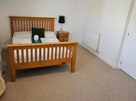 Very Large King bedroom- Dartford Central
