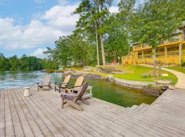 Arcade Cove - Renovated Lake Martin Home with Dock，位于Eclectic的酒店