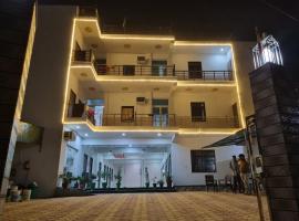 Hotel Mukund Urban Silverkey -Free unlimited 5g internet, in house parking- Fully AC - Near Prem Mandir，位于范兰德凡的酒店