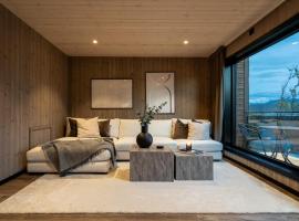 Modern and luxurious cottage at MALANGEN resort，位于Kjerrvika的酒店
