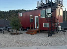 Access Zion & Bryce! Tiny Home with Rooftop Deck and Hot Tub，位于Apple Valley的小屋