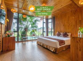 Tam Coc Serenity Hotel & Bungalow，位于宁平的带停车场的酒店