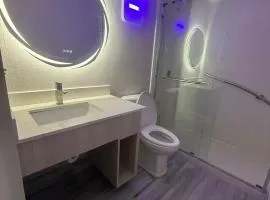 New 2025-Ocean Sands Beach Boutique Inn -Sauna and Saltwater-Mineral Pool - Free Beach Bikes and Famous Beach -PM Cookies and Popcorn -Bathrobes and Sunscreen in all rooms - Ultra Sparkling Certified-Free Laundry -4 Grand Black Beds in all rooms