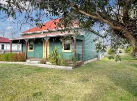 The Settlers Cottage - In the Heart of St Helens