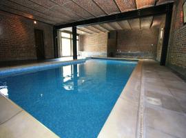 Mansion with Pool, Néblon，位于乌费的酒店
