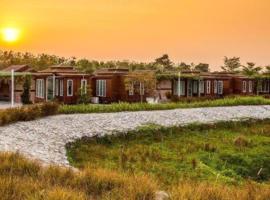 Prew Lom Chom Nam Resort，位于是拉差的酒店