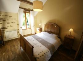 Holiday Home in Limoges with Saltwater Pool，位于Châteauneuf-la-Forêt的酒店