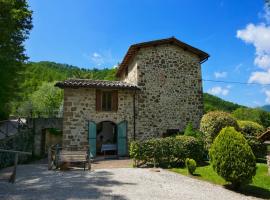 Holiday house overlooking lake near Tuscany，位于Casella的酒店