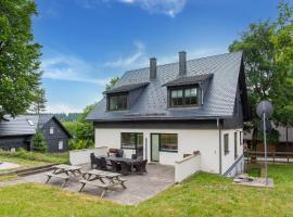 Spacious semi-detached house with wood stove located directly on the Rennsteig，位于Eisfeld的酒店