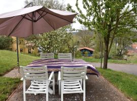 Holiday home with beautiful view on the village，位于Varsberg的酒店
